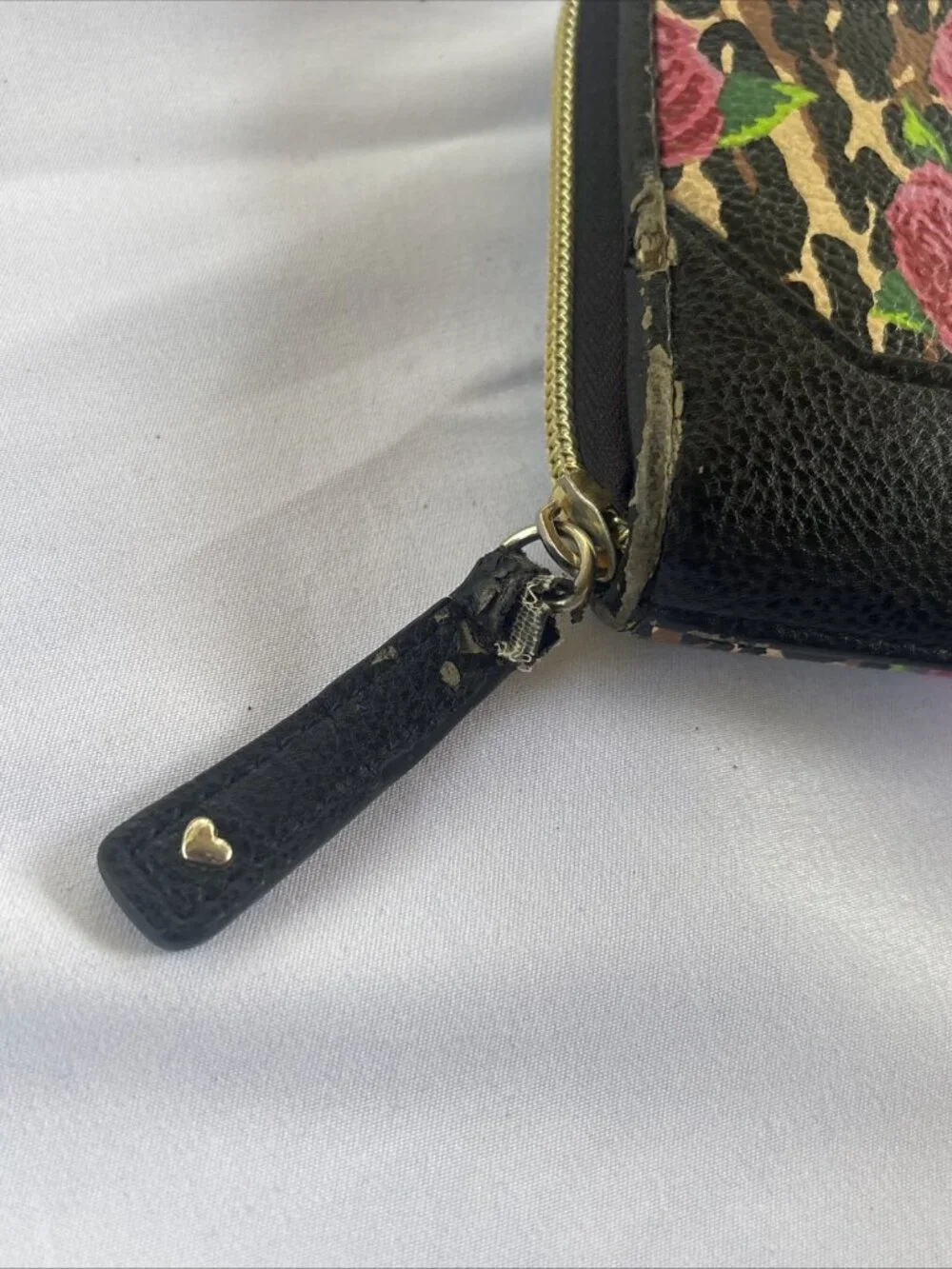 Betsy Johnson Full Zip Wallet Clutch Wristlet Black Leather Gold Roses Cheetah
